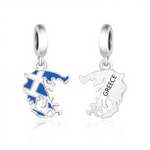 Succombez à la magie méditerranéenne avec ce charm carte de la Grèce en argent sterling 925, orné d’un émail bleu ciel et croix blanche du drapeau, plus l’inscription GRÈCE en lettres grecques stylées. La silhouette mythique avec ses îles et péninsules, sur bélière ronde lisse, s’enfile sans effort sur les bracelets Pandora pour un bijou antique et ensoleillé. Poinçonné S925, sans nickel et éternel, ce charm invoque Acropole, olives et mythologie. Idéal pour vacances en yacht, études classiques ou origines 