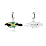 Vivez le rythme reggae avec ce charm&nbsp;carte&nbsp;de la Jamaïque en argent sterling 900 925, sublimé d’un émail noir-vert-jaune aux couleurs du drapeau et de l’inscription JAMAICA en lettres dynamiques. La forme reconnaissable de l’île caribéenne, avec sa bélière ronde lisse, s’intègre parfaitement aux bracelets Pandora pour un bijou plage et musique. Poinçonné S925, sans nickel et résistant à l’eau salée, ce charm incarne le soleil, Bob Marley et l’esprit rasta. Idéal pour les vacanciers, fans de surf o