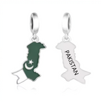 Célébrez votre fierté pakistanaise avec ce charm drapeau du Pakistan en argent sterling 925, illuminé d’un émail vert vif, lune blanche et étoile, accompagné de l’inscription PAKISTAN en lettres nettes. La forme iconique du drapeau, avec ses contours précis et sa bélière ronde lisse, s’adapte parfaitement aux bracelets Pandora pour un style patriotique et raffiné. Poinçonné S925, sans nickel et durable, ce charm évoque l’unité, la foi et l’héritage culturel. Idéal pour les fêtes nationales, les voyages ou c