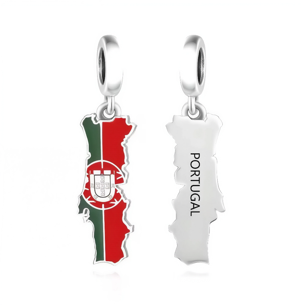 Vivez l’âme fado avec ce charm&nbsp;drapeau&nbsp;du Portugal en argent sterling 925, orné d’un émail vert-rouge vif, blason royal central et inscription PORTUGAL en lettres gothiques. La silhouette fine du pays ibérique, avec contours précis et bélière ronde lisse, s’intègre parfaitement aux bracelets Pandora pour un bijou de découverte atlantique. Poinçonné S925, sans nickel et marin-proof, ce charm célèbre azulejos, Porto et explorateurs. Idéal pour supporters de foot, golfeurs ou road-trips lisboètes.