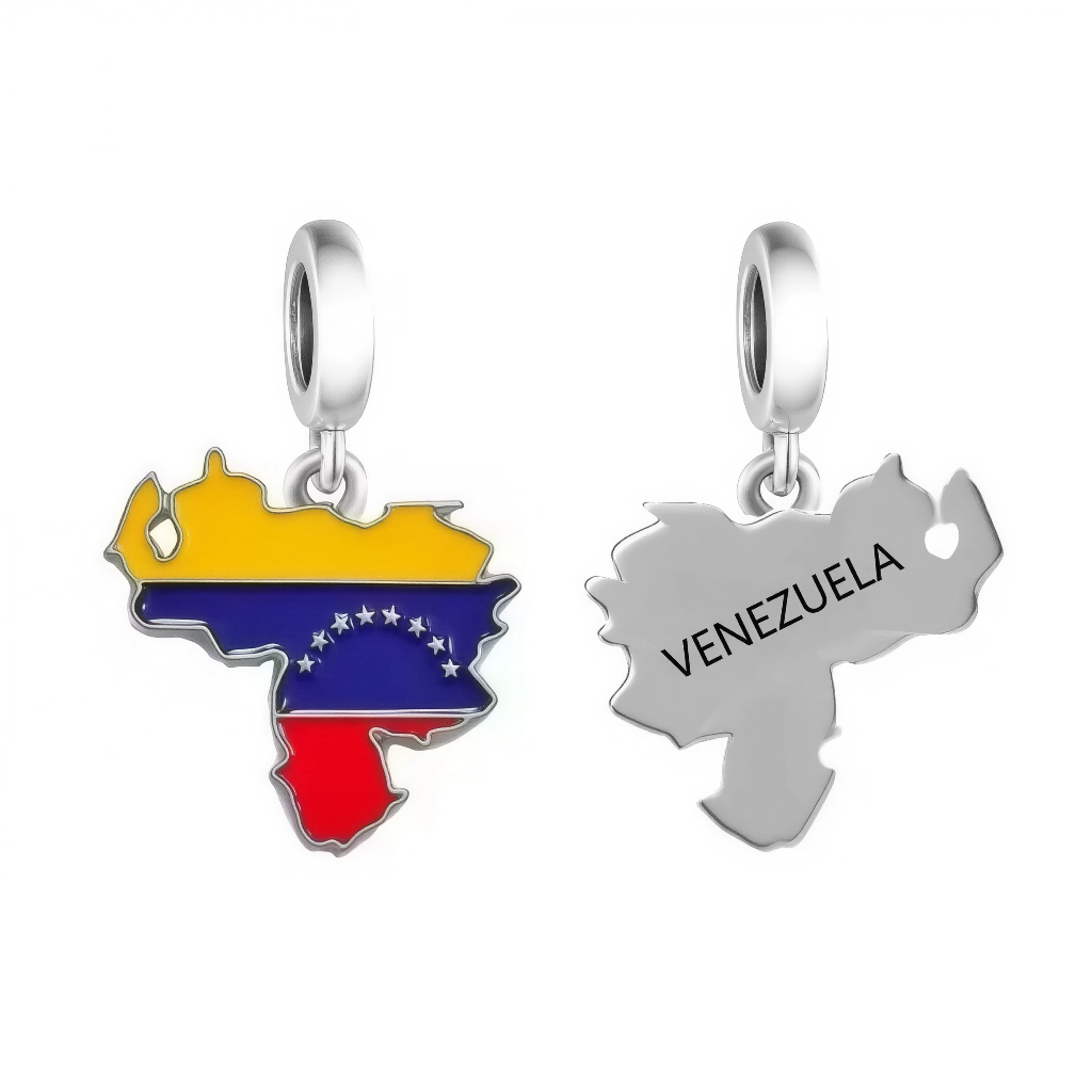 Volez haut avec ce charm drapeau du Venezuela en argent sterling 925, tricolore jaune-bleu-rouge avec arc d’étoiles, inscription VENEZUELA en lettres caribéennes. La carte andine voluptueuse, bélière ronde lisse, flotte sur les bracelets Pandora pour un bijou pétrolier passionné. Poinçonné S925, sans nickel et salsa-proof, ce charm chante arepas, Salto Ángel et baseball. Idéal pour carnaval, oil workers ou fierté llanera.