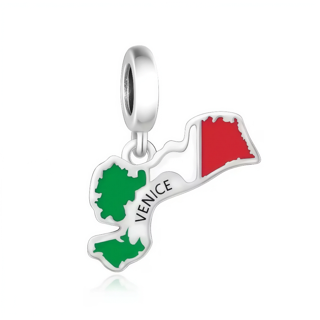 Évadez-vous vers la Sérénissime avec ce charm&nbsp;drapeau&nbsp;de Venise en argent sterling 925, paré d’un émail vert-blanc-rouge aux couleurs de la ville lagunaire et de l’inscription VENICE en lettres italiennes élégantes. La forme stylisée du lion de Saint-Marc intégré au drapeau, avec contours polis et bélière ronde lisse, s’attache facilement aux bracelets Pandora pour un bijou romantique et historique. Poinçonné S925, sans nickel et résistant à l’humidité, ce charm capture gondoles, masques et Grand 