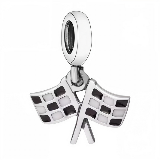 Célébrez l’instant décisif de la course avec ce charm pendentif en argent 925 représentant le drapeau à damier iconique de la fin de course. Un bijou symbolique qui incarne l’excitation, la victoire et l’esprit de compétition. Parfait pour les passionnés de sport automobile souhaitant immortaliser la magie des grands moments sur circuit.