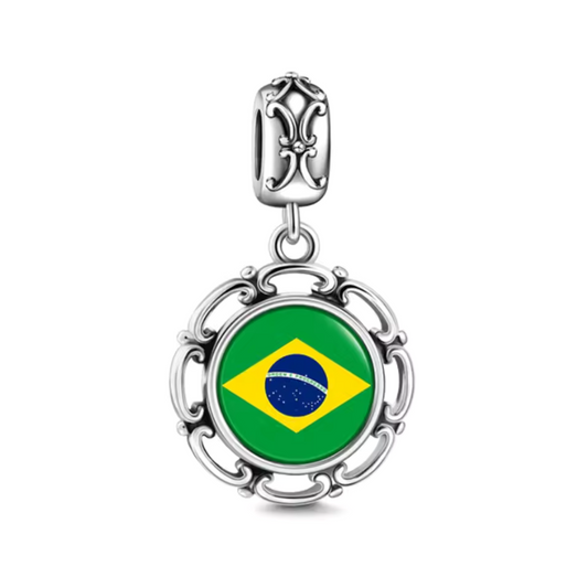 Affichez fièrement vos couleurs avec ce Charm - Drapeau du Brésil, en argent sterling S925. Ce charm vibrant et détaillé présente le drapeau brésilien avec son emblématique losange jaune sur fond vert et son globe bleu, symbolisant l'unité et la beauté du Brésil. Parfait pour les amoureux du pays ou pour ceux qui veulent garder un souvenir de leurs voyages, ce charm est un hommage idéal à la culture brésilienne.