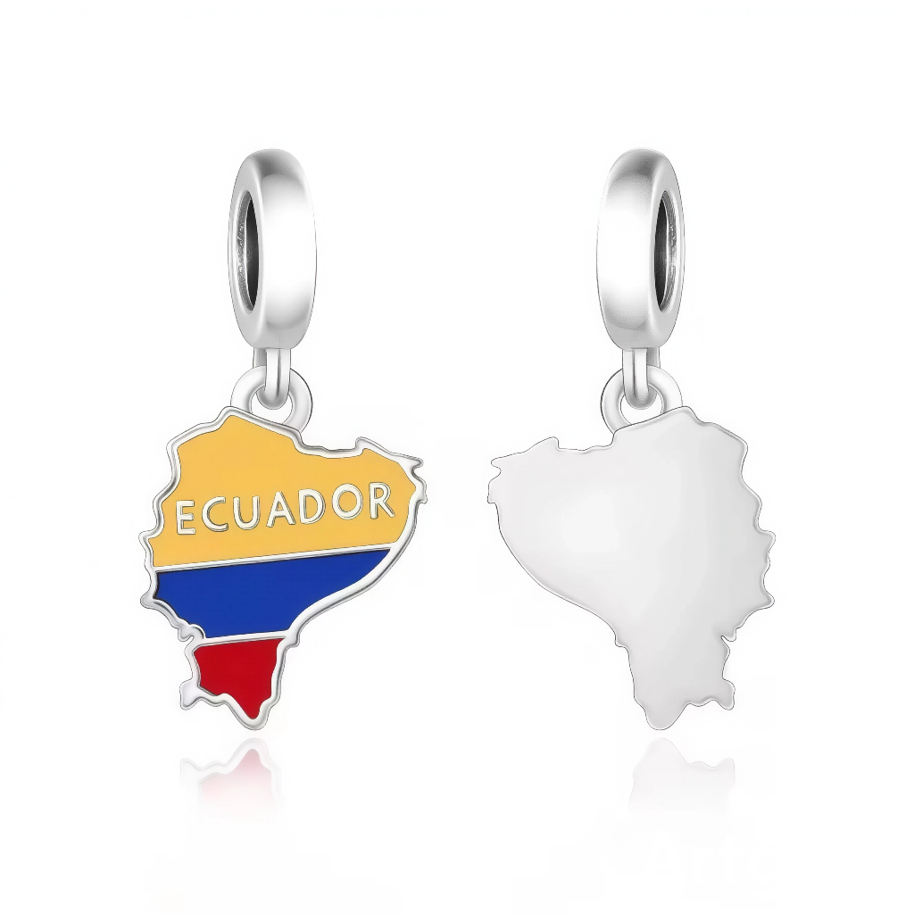 Explorez les Galápagos et les Andes avec ce charm carte de l’Équateur en argent sterling 925, décoré d’un émail jaune-bleu-rouge aux couleurs du drapeau et de l’inscription ÉQUATEUR en lettres audacieuses. La forme étirée du pays équatorial, avec bélière ronde lisse, se fixe aisément sur les bracelets Pandora pour un bijou d’aventure et de diversité. Poinçonné S925, sans nickel et adventure-proof, ce charm symbolise la ligne imaginaire et la biodiversité unique. Parfait pour randonneurs, biologistes ou souv