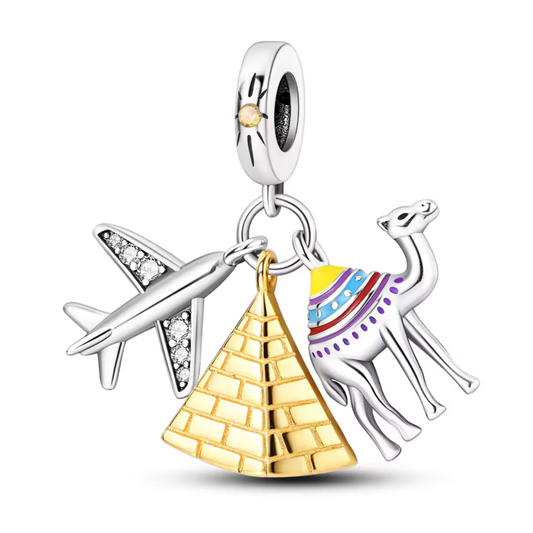 Explorez l’exotisme et l’aventure avec ce charm unique combinant un dromadaire, une pyramide et un avion. Fabriqué en argent 925, ce bijou capture l’essence des voyages dans le désert et des découvertes égyptiennes, tout en évoquant la magie de l’exploration et du patrimoine ancien. Parfait pour les amateurs de culture, d’histoire et de destinations lointaines, ce charm est un hommage au mystère et à la beauté des terres ensoleillées.