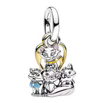 Retrouve toute la grâce des&nbsp;Aristochats&nbsp;avec ce charm en argent sterling 925 représentant Duchesse entourée de ses adorables petits chatons. Son design élégant et attendrissant capture la douceur d’une maman protectrice et l’esprit tendre du film, pour un bijou plein de charme et de nostalgie. Une pièce raffinée qui apporte une note féline, familiale et lumineuse à ton bracelet.

Caractéristiques :

- Matière : Argent 925.
- Design : Duchesse avec ses petits chatons, finitions brillantes et détail