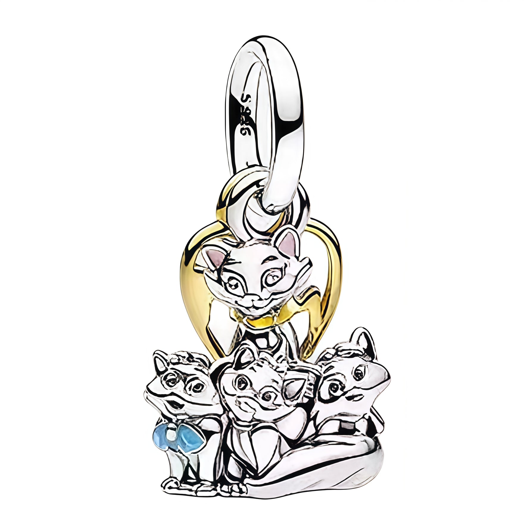 Retrouve toute la grâce des&nbsp;Aristochats&nbsp;avec ce charm en argent sterling 925 représentant Duchesse entourée de ses adorables petits chatons. Son design élégant et attendrissant capture la douceur d’une maman protectrice et l’esprit tendre du film, pour un bijou plein de charme et de nostalgie. Une pièce raffinée qui apporte une note féline, familiale et lumineuse à ton bracelet.

Caractéristiques :

- Matière : Argent 925.
- Design : Duchesse avec ses petits chatons, finitions brillantes et détail