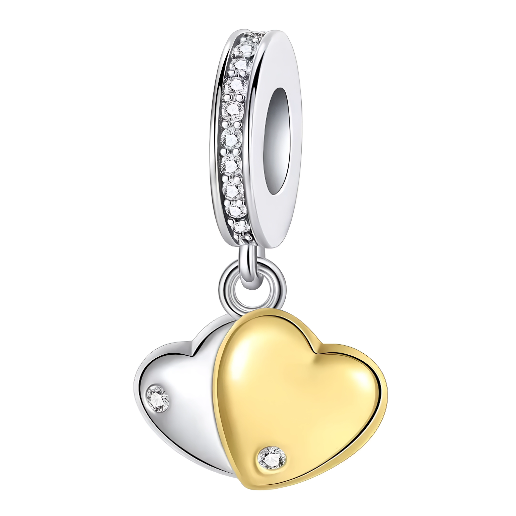 Ce charm pendentif en argent 925 juxtapose un cœur blanc poli et un cœur doré brillant, réunis avec deux strass discrets pour exprimer l'harmonie des contraires et l'amour fusionnel. La bélière cannelée pavée de diamants et gravée « S925 » confère une élégance intemporelle.

Caractéristiques :

Matière : Argent 925 (S925)&nbsp;
Design : Double cœur bicolore argent/or, orné de deux cristaux, suspendu à anneau pavé diamants.
Style : Minimaliste et symbolique, parfait pour les duos amoureux, l'équilibre yin-ya