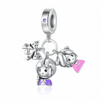 Ce charm pendant en argent 925 se compose d’une bélière lisse sertie d’une petite pierre violette, à laquelle sont suspendus trois mini-pendants : un nœud géant à pois, une petite fille aux cheveux tressés vêtue de violet et un petit garçon coiffé d’un bonnet tenant un cartable rose. L’ensemble crée une scène tendre et ludique autour de l’enfance et de la complicité.

Caractéristiques :

-Matière : Argent 925 avec pierres synthétiques violettes et émaux colorés.
-Design : Bélière sertie d’une pierre ronde, 