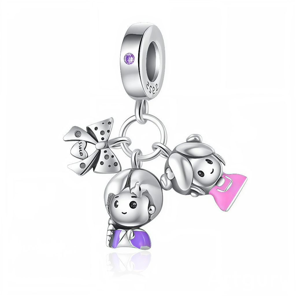 Ce charm pendant en argent 925 se compose d’une bélière lisse sertie d’une petite pierre violette, à laquelle sont suspendus trois mini-pendants : un nœud géant à pois, une petite fille aux cheveux tressés vêtue de violet et un petit garçon coiffé d’un bonnet tenant un cartable rose. L’ensemble crée une scène tendre et ludique autour de l’enfance et de la complicité.

Caractéristiques :

-Matière : Argent 925 avec pierres synthétiques violettes et émaux colorés.
-Design : Bélière sertie d’une pierre ronde, 