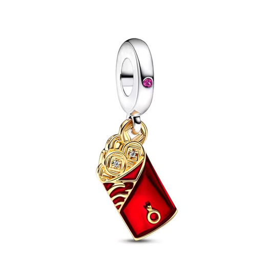Apportez prospérité et chance à votre bracelet avec le Charm Enveloppe Rouge avec Pièces Dorées, minutieusement conçu en argent 925. Ce charm vibrant représente une enveloppe rouge traditionnelle, ornée de détails dorés, débordant de pièces scintillantes. Symbole de richesse, de bonheur et de tradition, cette pièce est parfaite pour célébrer des moments spéciaux ou attirer la bonne fortune.

Idéal pour les amateurs de significations culturelles ou ceux qui souhaitent ajouter une touche éclatante et signific