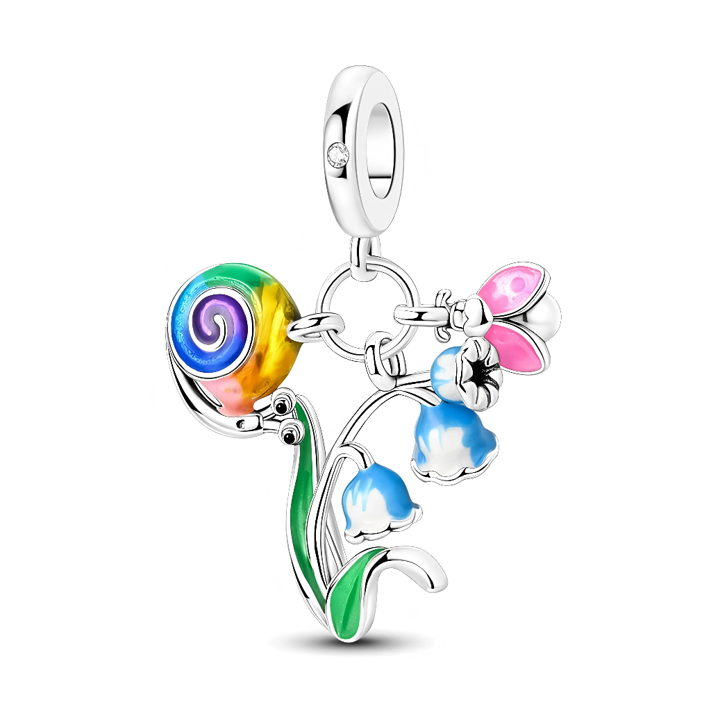 Ce charm pendentif en argent met en scène un adorable escargot à coquille arc-en-ciel tourbillonnante, posé sur une tige de fleurs bleues rappelant des clochettes. À côté, un petit papillon rose complète la composition, le tout suspendu à une bélière lisse rehaussée d’un zircon clair pour une touche de lumière.