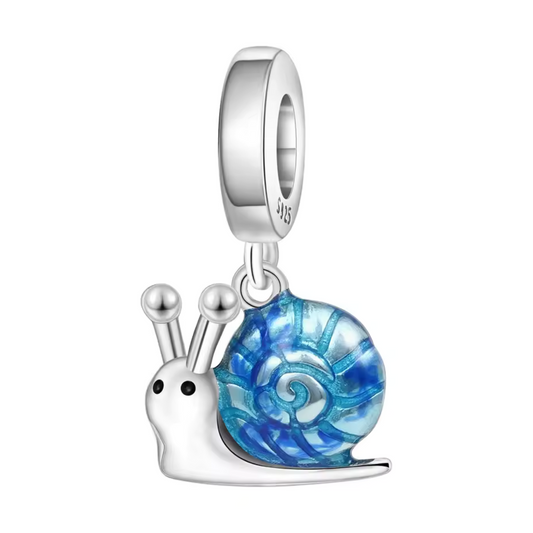 Ajoutez une touche de poésie et d’originalité à votre collection avec ce charm pendentif en argent 925 représentant un adorable escargot. Sa carapace bleu délicatement émaillée apporte une note de couleur et de fraîcheur à ce design raffiné. Parfait pour les amoureux de la nature et des pièces uniques.