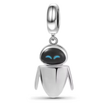 Ajoutez une touche de futur et de charme à votre collection avec ce charm inspiré par Eve, le célèbre robot de WALL-E. Conçu en argent sterling S925, ce charm capture l'élégance et la sophistication du personnage avec des détails minutieux.