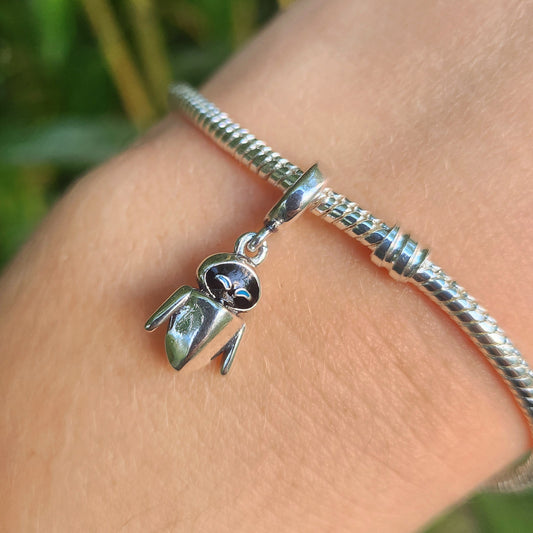 Ajoutez une touche de futur et de charme à votre collection avec ce charm inspiré par Eve, le célèbre robot de WALL-E. Conçu en argent sterling S925, ce charm capture l'élégance et la sophistication du personnage avec des détails minutieux.