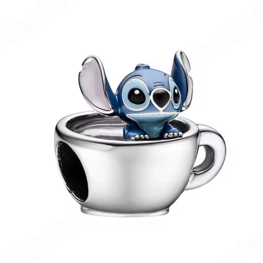 Ce charm espiègle représente un petit extraterrestre bleu au museau fin et oreilles pointues assis en argent sterling dans une tasse élégante, pour un look mignon et surprenant. Les détails noirs sur yeux et museau mettent en valeur son expression joyeuse et curieuse, avec posture détendue et oreilles dressées. Symbole de complicité stylée et d’aventure cosmique cosy, il égaye tout bracelet d’une bonne humeur intergalactique rigolote.