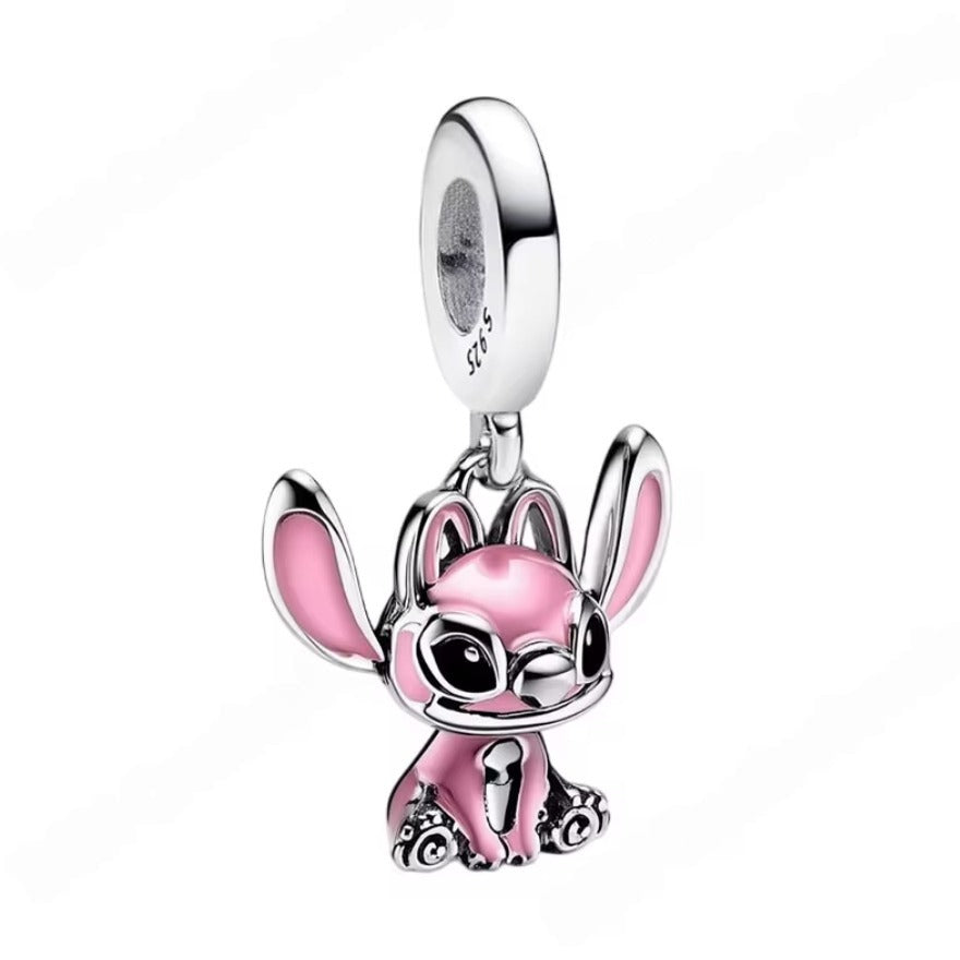 Ce charm espiègle représente un petit extraterrestre rose au museau fin et oreilles pointues assis en argent sterling, pour un look adorable et ludique. Les détails noirs sur yeux et museau mettent en valeur son expression joyeuse et espiègle, avec posture détendue et oreilles relevées. Symbole de complicité stylée et d’aventure cosmique fidèle, il égaye tout bracelet d’une bonne humeur intergalactique tendre.