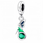 Ce charm enchanté gracieux dévoile une silhouette féerique aux ailes bleues irisées déployées, robe verte fluide tombante et baguette terminée par un cristal vert émeraude étincelant. Les lignes ajourées et détails délicats capturent légèreté magique du pendentif suspendu. Symbole de sortilèges joyeux et vol capricieux, il ensorcelle les bracelets d'une poussière d'étoiles pétillante.

Caractéristiques

Matière : Argent 925 (S925) avec émail bleu, vert et cristal émeraude.
Design : Fée ailes bleues, robe ve