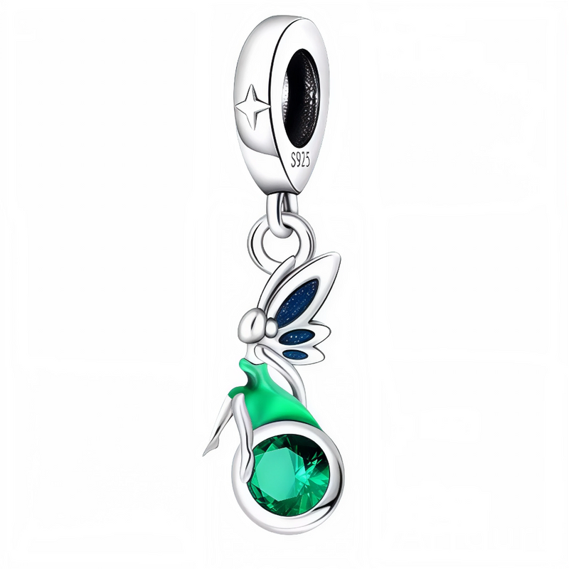 Ce charm enchanté gracieux dévoile une silhouette féerique aux ailes bleues irisées déployées, robe verte fluide tombante et baguette terminée par un cristal vert émeraude étincelant. Les lignes ajourées et détails délicats capturent légèreté magique du pendentif suspendu. Symbole de sortilèges joyeux et vol capricieux, il ensorcelle les bracelets d'une poussière d'étoiles pétillante.

Caractéristiques

Matière : Argent 925 (S925) avec émail bleu, vert et cristal émeraude.
Design : Fée ailes bleues, robe ve