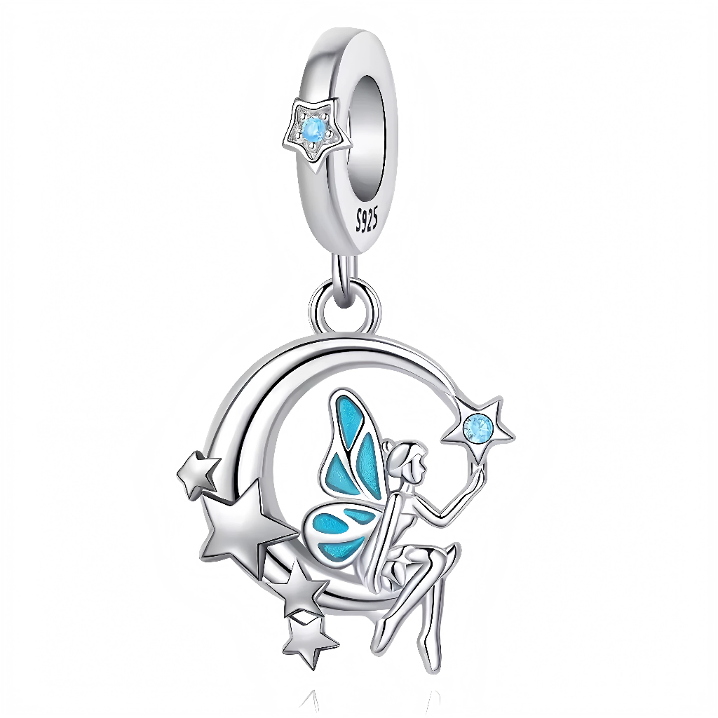 Ajoutez une touche de magie et de féerie à votre collection avec ce charm représentant la célèbre Fée Clochette. Fabriqué en argent 925, ce bijou capture l'élégance et la malice de Clochette, la fée espiègle et lumineuse de l'univers de Peter Pan. Parfait pour les amateurs de contes enchâssés de magie, ce charm est un hommage à la liberté, à l'imagination et à la magie du monde féerique de Disney.