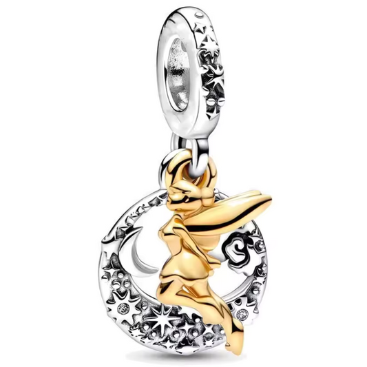 Ajoutez une touche de magie et de féerie à votre collection avec ce charm représentant la célèbre Fée Clochette. Fabriqué en argent 925, ce bijou capture l'élégance et la malice de Clochette, la fée espiègle et lumineuse de l'univers de Peter Pan. Parfait pour les amateurs de contes enchâssés de magie, ce charm est un hommage à la liberté, à l'imagination et à la magie du monde féerique de Disney.