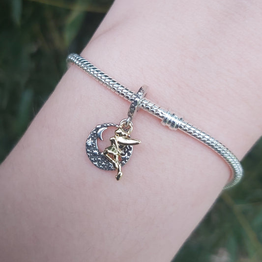 Ajoutez une touche de magie et de féerie à votre collection avec ce charm représentant la célèbre Fée Clochette. Fabriqué en argent 925, ce bijou capture l'élégance et la malice de Clochette, la fée espiègle et lumineuse de l'univers de Peter Pan. Parfait pour les amateurs de contes enchâssés de magie, ce charm est un hommage à la liberté, à l'imagination et à la magie du monde féerique de Disney.