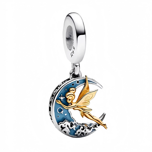Laissez la magie opérer avec ce charm pendentif en argent 925, représentant la féerique Clochette tenant un croissant de lune bleu. Tout en grâce et en délicatesse, ce bijou évoque les nuits étoilées et les rêves enchantés. Un accessoire poétique et raffiné, idéal pour les fans de Disney et celles qui croient encore à la poussière d’étoiles.