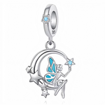 Ce charm céleste onirique dévoile une fée aux ailes bleues irisées délicatement assise sur croissant de lune argenté, tenant une étoile cristalline bleue scintillante, entourée d'étoiles ajourées multiples. Les lignes fluides et reflets nacrés capturent magie nocturne du pendentif suspendu (S925). Symbole de rêves étoilés et légèreté cosmique, il illumine les bracelets d'une poussière de féerie lunaire.

Caractéristiques

Matière : Argent 925 avec émail bleu et cristaux bleus étoiles.
Design : Fée ailes ble