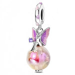 Ce charm met en scène une petite fée assise gracieusement sur une sphère irisée, en argent 925, dont les reflets roses et crème évoquent un jardin de fleurs capturé dans une bulle. Ses ailes émaillées dans des tons violets et roses, ainsi que la pierre violette qu’elle tient dans la main, apportent une touche magique parfaite pour illuminer un bracelet ou un collier.