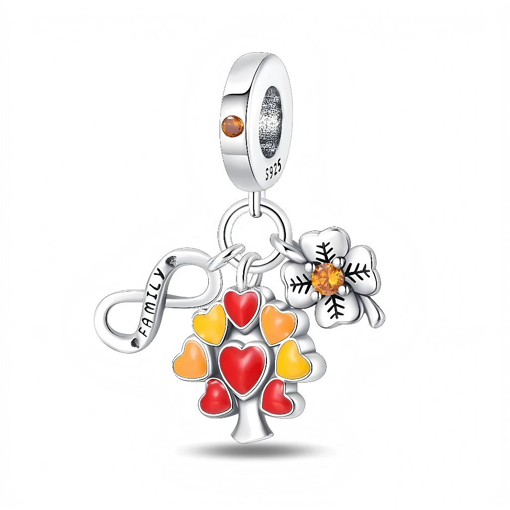 La bélière en argent 925 est sertie d’un cristal orange rond, rappelé au centre du trèfle à quatre feuilles détaillé de nervures noires. Au centre pend un arbre stylisé dont chaque feuille est un cœur émaillé rouge, orange ou jaune, symbolisant les membres de la famille, tandis que le troisième pendentif est un signe infini lisse portant l’inscription « FAMILY » pour évoquer un amour sans fin.