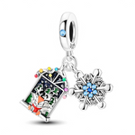 Ce charm pendant en argent 925 réunit deux breloques : une scène de fenêtre de Noël avec renne joyeux, sapins enneigés et guirlande de lumières multicolores, et un grand flocon de neige ajouré serti de cristaux bleus. La bélière lisse est ornée d’une pierre ronde bleu glacier, pour un ensemble hivernal à la fois ludique et étincelant.

Caractéristiques :

-Matière : Argent 925 avec émail coloré et cristaux bleus.
-Design : Fenêtre de Noël détaillée et flocon de neige scintillant suspendus à une même bélière