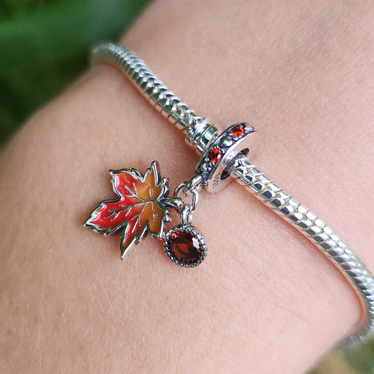 Célébrez la beauté de la saison avec ce Charm - Feuille d'Automne, en argent sterling S925. Ce charm délicatement conçu capture les nuances chaleureuses et les détails d'une feuille d'automne, symbole de changement et de beauté éphémère. Parfait pour ceux qui aiment la nature et les paysages enchanteurs de l’automne, ce charm apporte une touche d'élégance et de nostalgie à votre collection.