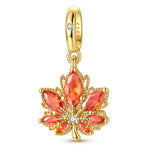 Charm pendentif élégant représentant une feuille d’érable aux teintes orangées, finement travaillée en argent 925 avec de délicates finitions dorées. Ses pétales sculptés et ses détails raffinés mettent en valeur la beauté naturelle de la feuille, pour un bijou chaleureux et original.

Caractéristiques :

- Matière : Argent 925.
- Design : Feuille d’érable stylisée avec détails orange et finitions dorées.
- Style : Élégant, naturel, coloré et raffiné.
- Symbolique : Nature, changement, force, croissance et 