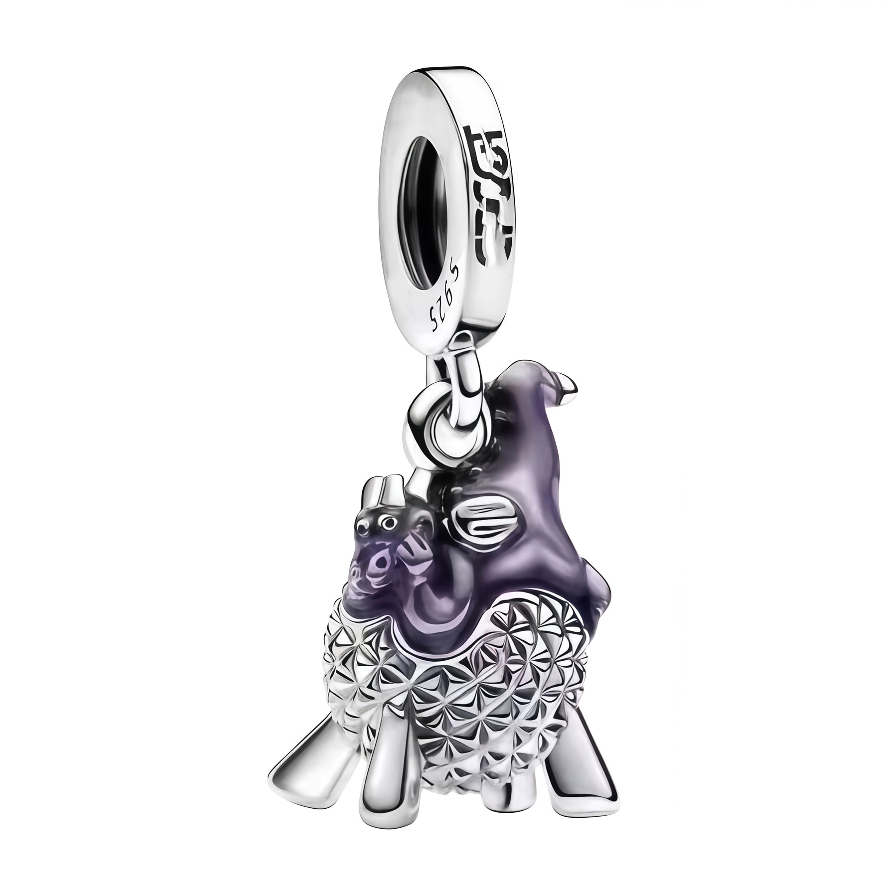 Laisse parler ton imagination avec ce charm inspiré de Figment, le dragon violet emblématique d’EPCOT. En argent sterling 925, il capture l’esprit joyeux, créatif et un peu espiègle du personnage Disney dans un design plein de fantaisie. Une pièce originale et colorée, parfaite pour les collectionneurs et les fans de Disney qui aiment les bijoux qui sortent de l’ordinaire.

Caractéristiques :

- Matière : Argent 925.
- Design : Inspiration Figment, avec détails colorés et esprit Disney.
- Dimensions : Taill