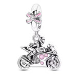 Affirme ton esprit libre avec ce charm en argent sterling 925 représentant une fille à moto, symbole d’aventure et d’indépendance. Son design dynamique et détaillé capture l’énergie de la route et la passion de la liberté, apportant une touche audacieuse et moderne à ton bracelet. Un bijou inspirant pour celles qui vivent à leur rythme et suivent leur propre chemin.

Caractéristiques :

- Matière : Argent 925.
- Design : Fille à moto détaillée avec finitions brillantes et modernes.
- Dimensions : Taille sta