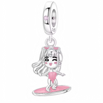 Ce charm en argent 925 dépeint une mignonne fille kawaii aux cheveux longs flottants, lunettes cœurs roses sur yeux rieurs, bikini rose sur planche de surf rose pailletée, avec petite perle rose au sommet de l’anneau bélière. Elle incarne joie estivale et esprit surf fun, idéal pour un bracelet vacances ou thème plage girly.

Caractéristiques :

Matière : Argent 925, émail rose glossy, perle rose
Design : Figurines fille surf lunettes cœurs, bélière avec perle
Style : Kawaii surf joyeux, pour été fun ou pas