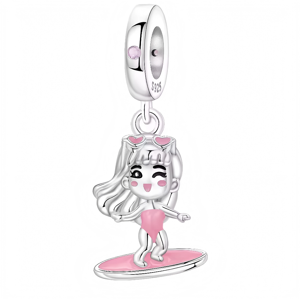 Ce charm en argent 925 dépeint une mignonne fille kawaii aux cheveux longs flottants, lunettes cœurs roses sur yeux rieurs, bikini rose sur planche de surf rose pailletée, avec petite perle rose au sommet de l’anneau bélière. Elle incarne joie estivale et esprit surf fun, idéal pour un bracelet vacances ou thème plage girly.

Caractéristiques :

Matière : Argent 925, émail rose glossy, perle rose
Design : Figurines fille surf lunettes cœurs, bélière avec perle
Style : Kawaii surf joyeux, pour été fun ou pas