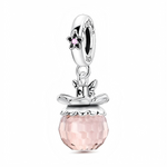 Ce charm pendentif en argent 925 représente un élégant flacon de parfum, composé d’une boule en cristal rose facetté qui capte magnifiquement la lumière, surmontée d’un bouchon argenté en forme de nœud stylisé. La bélière est décorée d’une petite fleur sertie d’un cristal rose et gravée du mot « perfume », pour une touche ultra féminine.