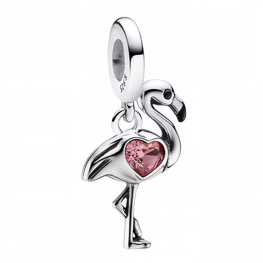 Offrez une touche d’élégance tropicale à votre collection avec ce charm pendentif en argent 925 représentant un flamant rose raffiné. Entièrement argenté, ce bijou est sublimé par une pierre rose brillante sertie sur le corps de l’oiseau, évoquant grâce, douceur et originalité. Parfait pour celles et ceux qui aiment les pièces à la fois chic, exotiques et pleines de charme.