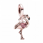 Ajoutez une note de raffinement exotique à votre collection de bijoux grâce à ce charm flamant rose en&nbsp;argent 925. Ce bijou original brille par son design détaillé : un flamant debout, stylisé avec une délicate finition argentée et une pierre rose en forme de cœur soigneusement sertie sur son plumage. Représentant la grâce et la féminité, ce pendentif séduit autant les passionnés de bijoux modernes que les amateurs de thèmes tropicaux. Idéal pour personnaliser bracelets à charms type Pandora ou collier