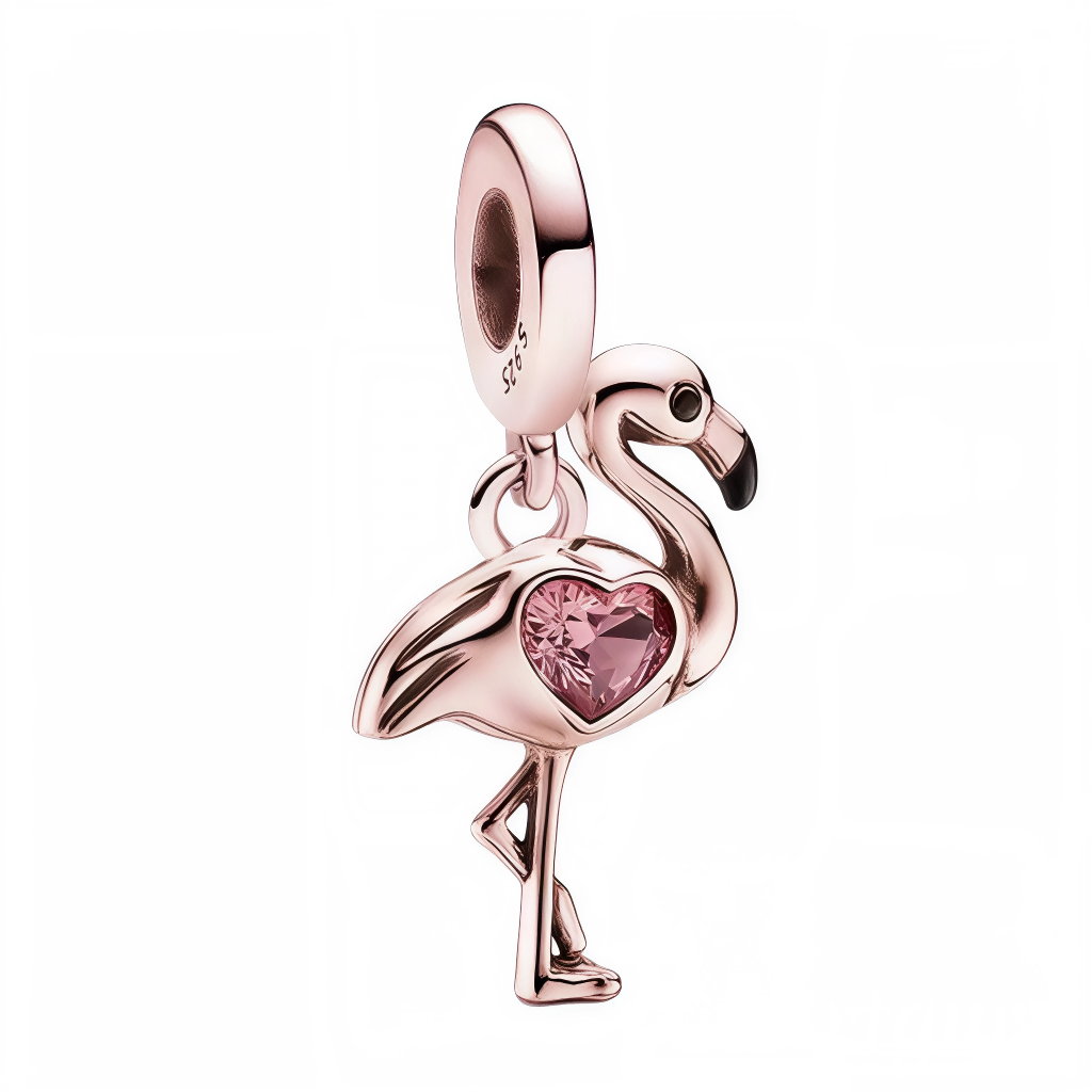 Ajoutez une note de raffinement exotique à votre collection de bijoux grâce à ce charm flamant rose en&nbsp;argent 925. Ce bijou original brille par son design détaillé : un flamant debout, stylisé avec une délicate finition argentée et une pierre rose en forme de cœur soigneusement sertie sur son plumage. Représentant la grâce et la féminité, ce pendentif séduit autant les passionnés de bijoux modernes que les amateurs de thèmes tropicaux. Idéal pour personnaliser bracelets à charms type Pandora ou collier
