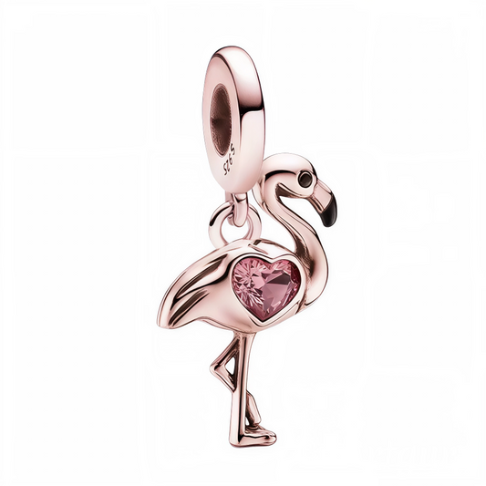 Ajoutez une note de raffinement exotique à votre collection de bijoux grâce à ce charm flamant rose en&nbsp;argent 925. Ce bijou original brille par son design détaillé : un flamant debout, stylisé avec une délicate finition argentée et une pierre rose en forme de cœur soigneusement sertie sur son plumage. Représentant la grâce et la féminité, ce pendentif séduit autant les passionnés de bijoux modernes que les amateurs de thèmes tropicaux. Idéal pour personnaliser bracelets à charms type Pandora ou collier