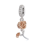 Ce charm met à l’honneur la délicatesse d’une fleur en pleine éclosion, avec une corolle ajourée couleur rose chaleureuse suspendue à une fine tige argentée. La bélière lisse, rehaussée de petits éclats lumineux, accompagne les mouvements et apporte une touche de brillance subtile au poignet. Idéal pour symboliser douceur, affection et raffinement, il se glisse sur un bracelet ou un collier et se prête à toutes les occasions, du quotidien aux moments plus précieux.
