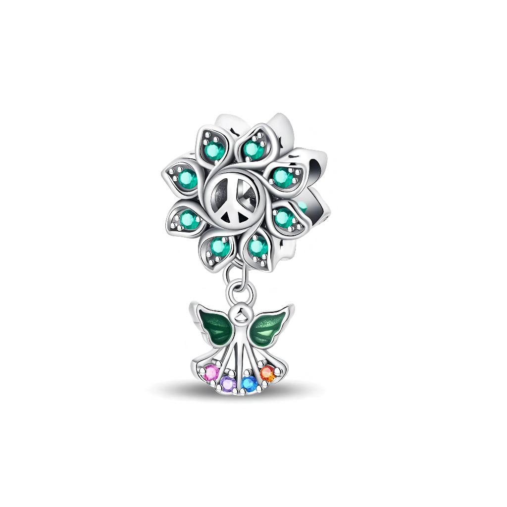 Ce charm en argent représente une grande fleur stylisée dont le cœur forme le symbole de la paix, chaque pétale étant serti d’un cristal vert émeraude pour un effet lumineux. Un petit ange suspendu en dessous, avec des ailes vertes et le bas de la robe pavé de cristaux multicolores, symbolise l’harmonie et l’espoir.