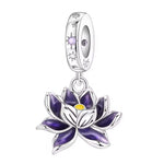 Ce charm met en scène un lotus délicatement ajouré, aux pétales bombés recouverts d’un émail violet lumineux et cœur jaune doux, symbole de sérénité et de renouveau. La bélière ronde S925 est ponctuée de mini étoiles gravées et de petites pierres violettes qui rappellent la couleur de la fleur, pour un rendu raffiné et poétique. Parfait pour un bracelet inspiré de la nature, du yoga ou simplement pour ajouter une note zen et colorée.