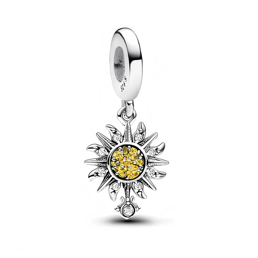 Illuminez votre collection avec ce charm pendentif en argent 925 en forme de fleur de soleil éclatante. Son cœur jaune lumineux contraste avec les contours argentés brillants des pétales, créant un bijou à la fois chaleureux et élégant. Parfait pour celles et ceux qui souhaitent apporter une touche de lumière et de bonne humeur à leurs bracelets ou colliers, ce charm rayonne de fantaisie et de positivité.