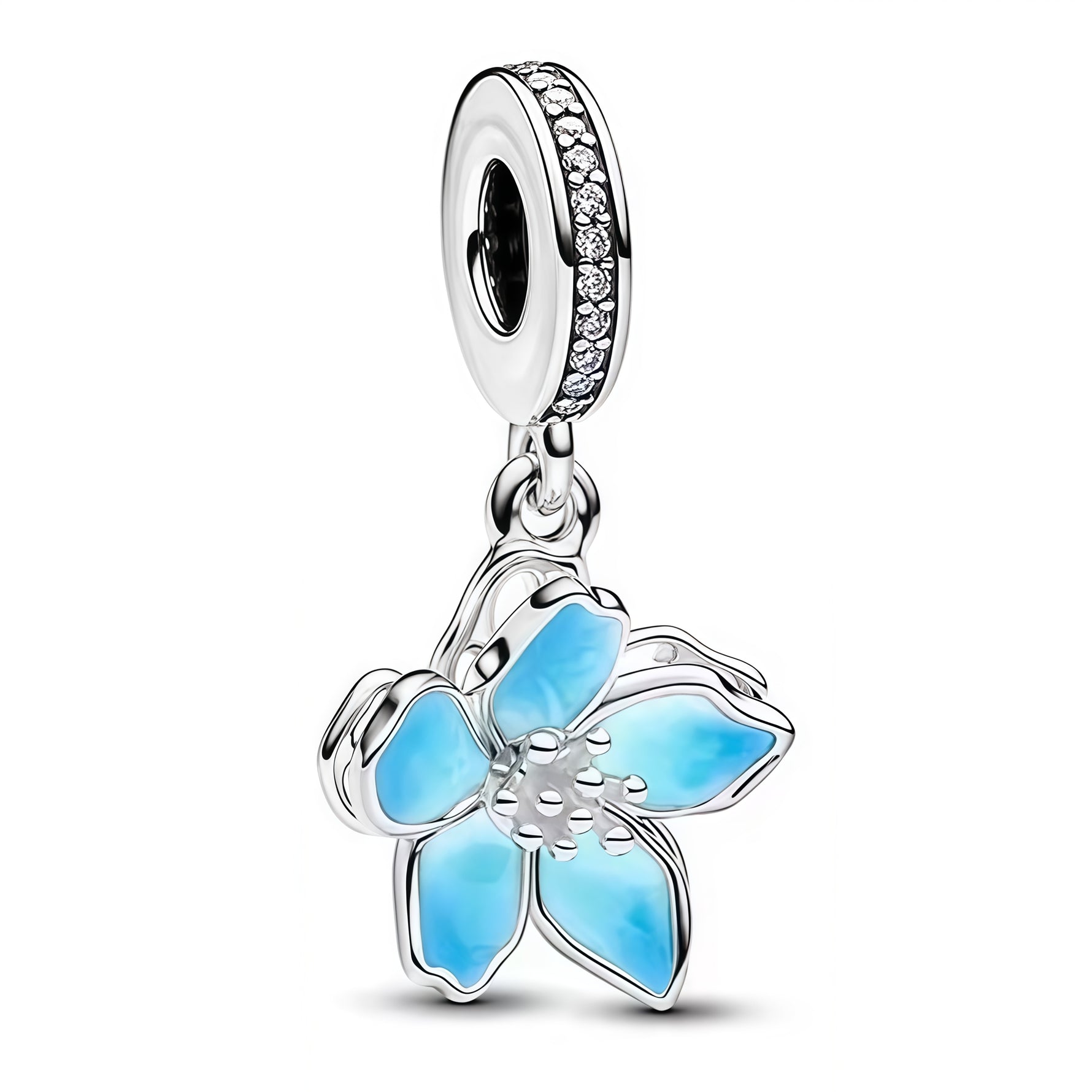 Apporte une touche délicate et lumineuse à ton bracelet avec ce charm fleur de cerisier argent et bleu. Inspiré de la beauté du printemps, ce bijou associe la finesse de l’argent à des détails bleus élégants pour un rendu raffiné, poétique et original. Un charm plein de douceur, parfait pour les amoureux des bijoux floraux et des tons apaisants.

Caractéristiques :

- Matière : Argent 925.
- Design : Fleur de cerisier en version charm, avec finitions soignées.
- Dimensions : Taille délicate et confortable à