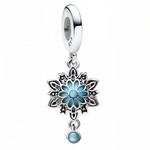 Apportez une touche de fraîcheur et d’élégance hivernale à votre collection avec ce charm pendentif en forme de flocon de neige. Finement travaillé en Argent 925 (S925), il est orné de délicats détails bleus qui rappellent la pureté et la beauté des cristaux de glace. Un bijou parfait pour célébrer la magie de l’hiver avec style.