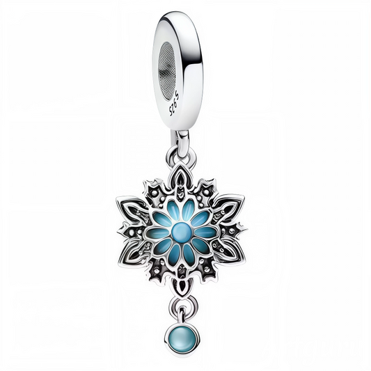 Apportez une touche de fraîcheur et d’élégance hivernale à votre collection avec ce charm pendentif en forme de flocon de neige. Finement travaillé en Argent 925 (S925), il est orné de délicats détails bleus qui rappellent la pureté et la beauté des cristaux de glace. Un bijou parfait pour célébrer la magie de l’hiver avec style.